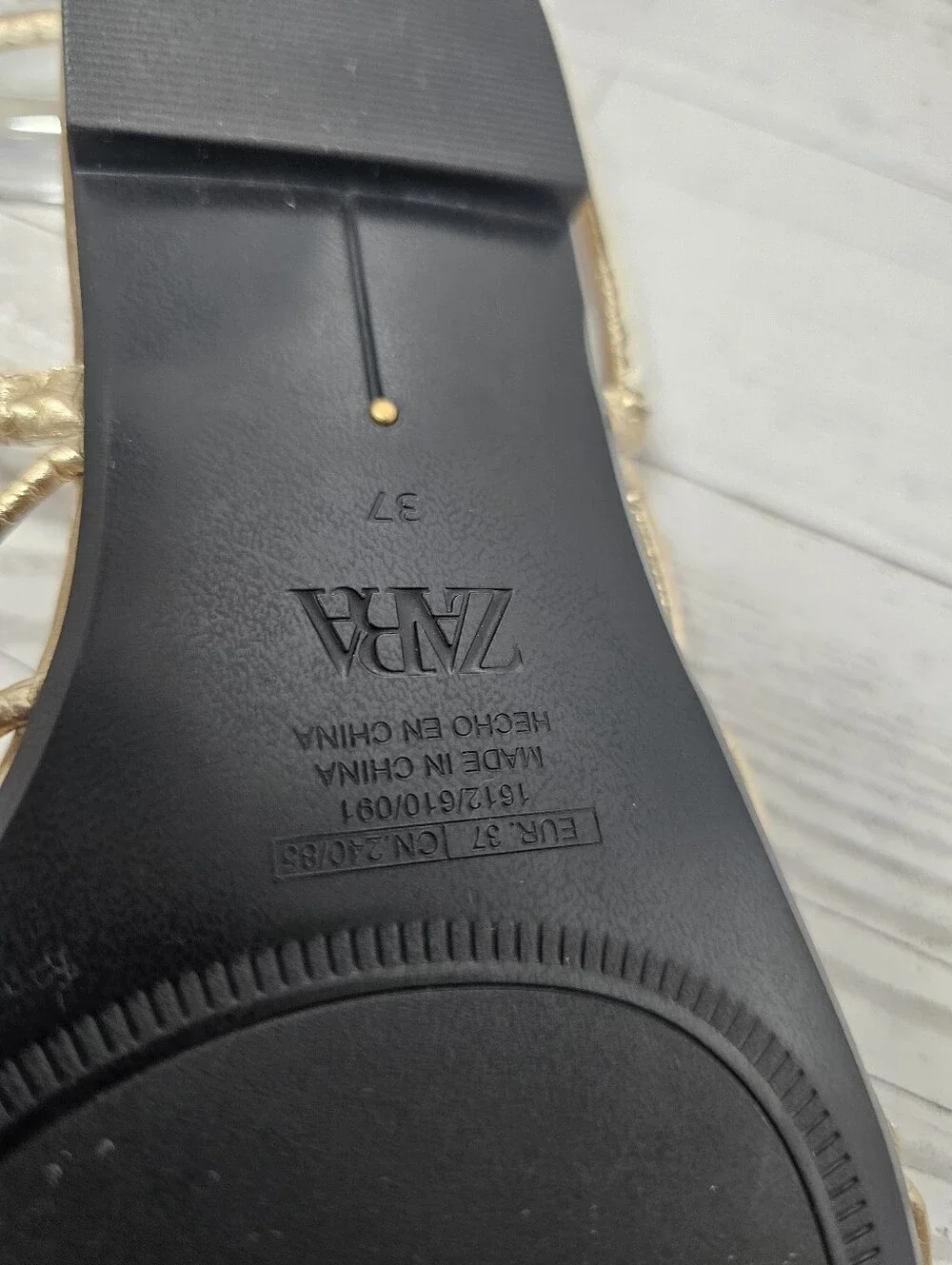 Zara Gold Metallic Strappy Flat Sandals Size 37 US 6.5 Thong Ankle Strap Minimal - Picture 7 of 7